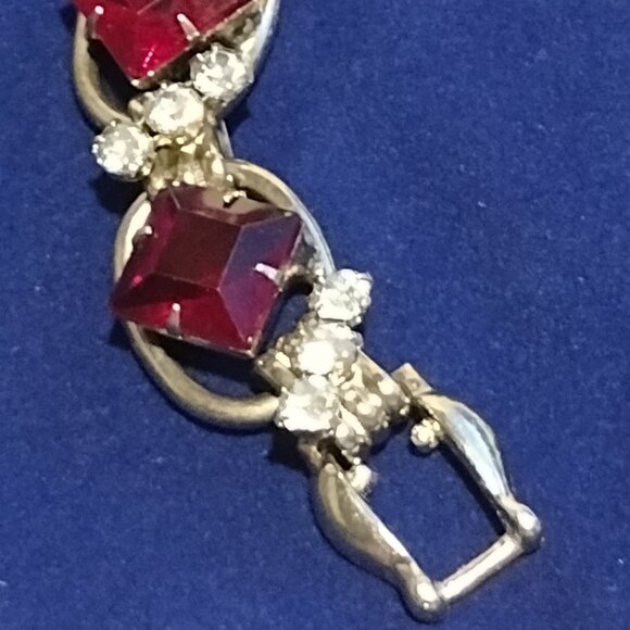 🎬Vintage Red Glass Square Cut Gold Tone Link Bracelet - Picture 8 of 13